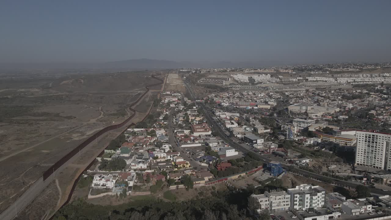 toma aerea de la frontera entre estados unidos y mexico, en las playas de tijuana, donde se aprecia el muro fronterizo entre los dos paises