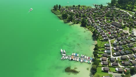 el dron muestra el sereno lago mondsee, abrazado por majestuosas montañas.