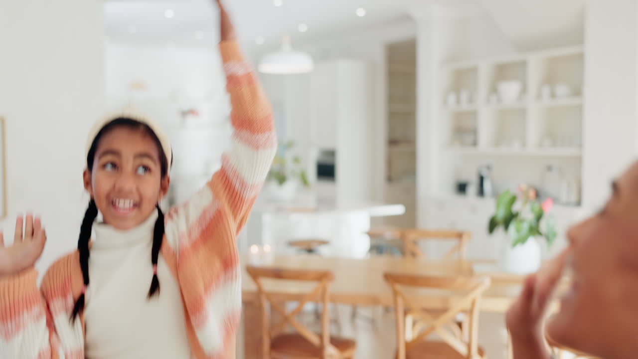 행복, 노래와 어머니는 그녀의 아이와 함께 춤을 추고