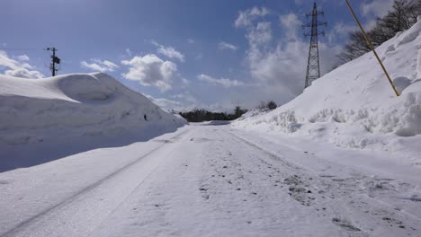 En-Una-Escena-Pintoresca,-La-Lente-Captura-Una-Calle-Cubierta-De-Nieve-En-La-Ciudad-De-Hakuba,-Iluminada-Por-El-Suave-Resplandor-De-La-Luz-Del-Día,-Creando-Un-Ambiente-Mágico-De-Invierno