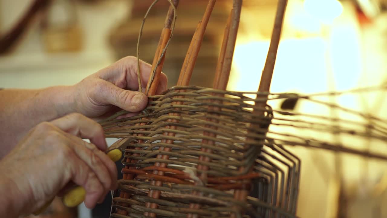 Detailní záběr tvarování a pletení tradičního velšského koše.