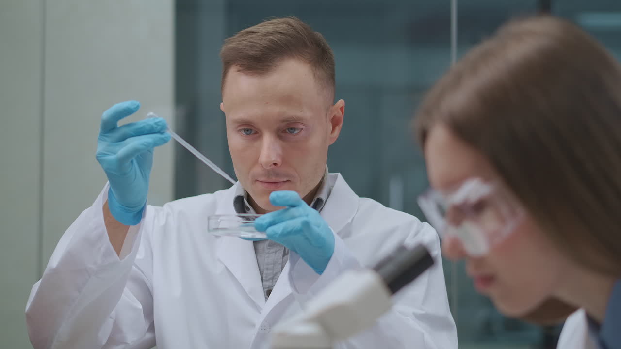 двое химиков тестируют образцы воды во время экологической и химической экспертизы в лаборатории научного института мужчины и женщины эксперты