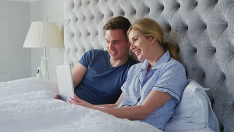 Paar-Zu-Hause-Im-Bett,-Isoliert-Sich-Selbst-Und-Nutzt-Ein-Digitales-Tablet-Für-Videoanrufe-Während-Der-Sperrung