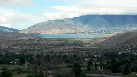 Impresionante-Vista-Del-Paisaje-Urbano,-El-Lago-Azul-Y-La-Gran-Montaña-En-El-Fondo-De-Tafi-Del-Valle,-Cámara-Lenta-Hacia-Adelante-Y-Espacio-Para-Copiar