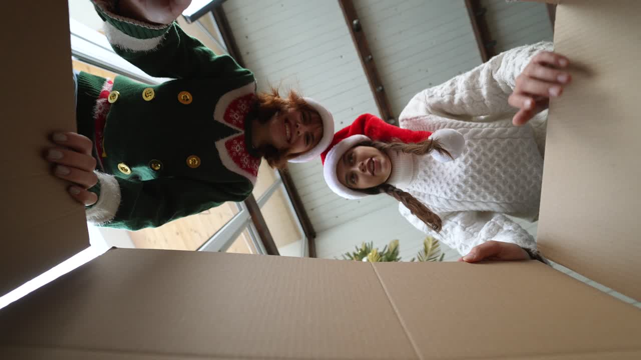 persona abriendo una caja de regalos de navidad