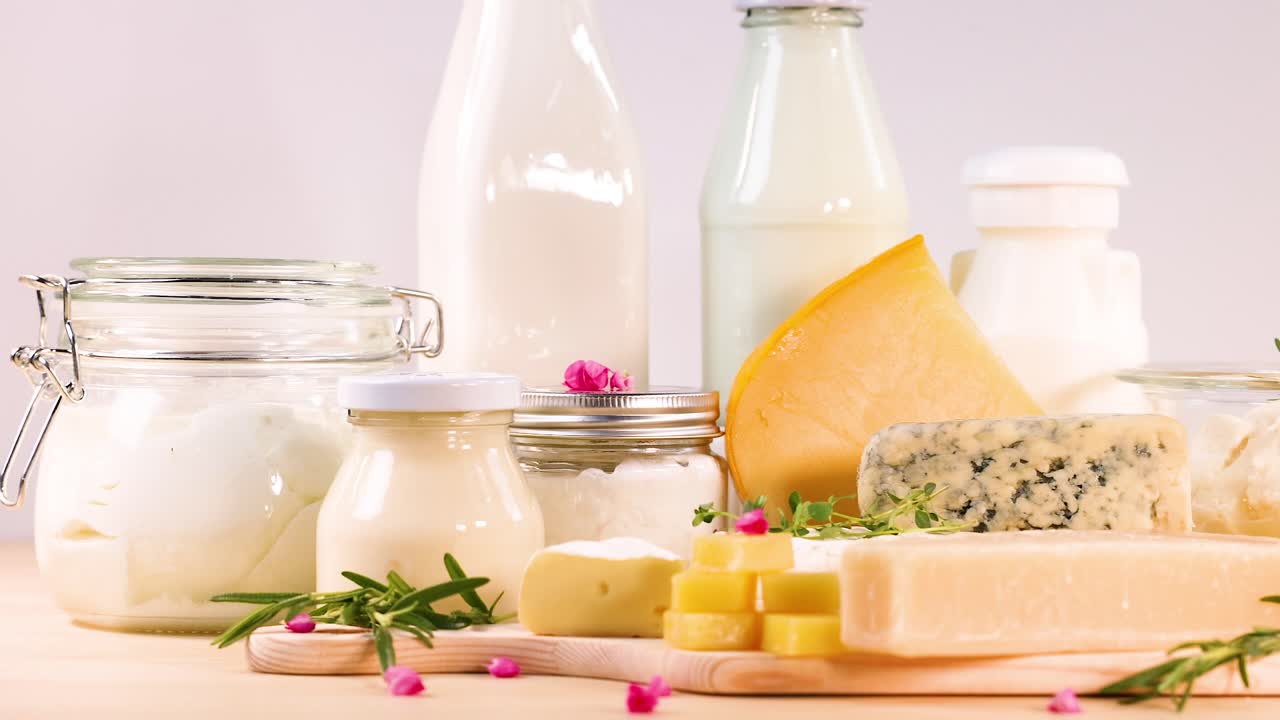 varios productos lácteos exhibidos en una superficie de madera