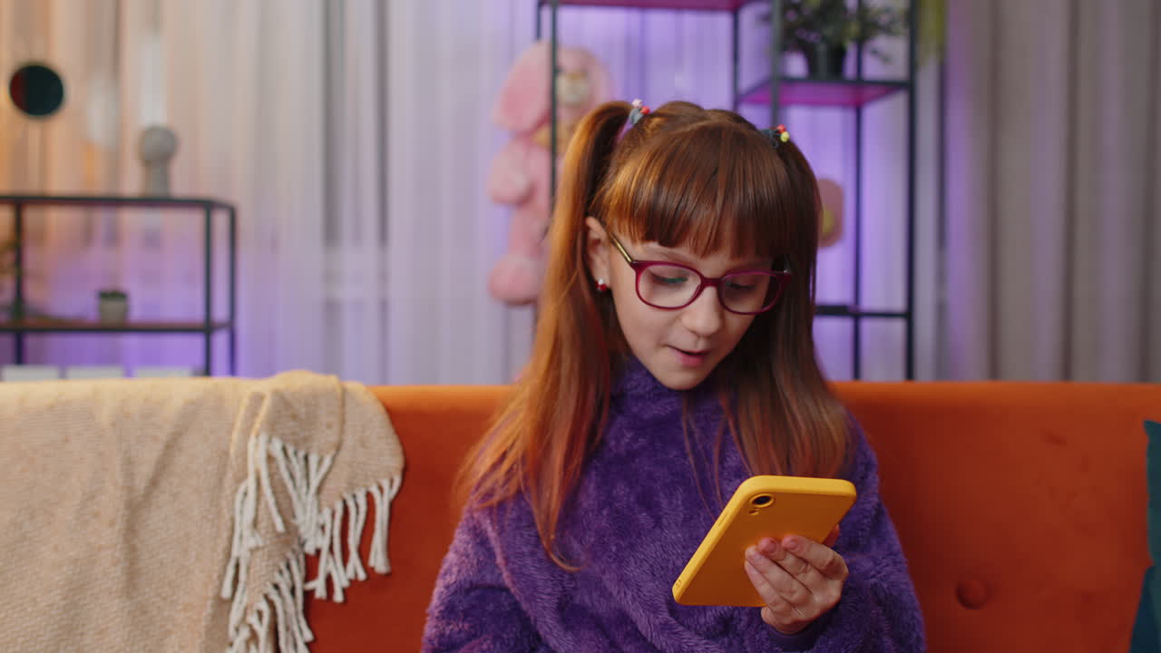 niña pequeña usa teléfono inteligente escribe navegación pierde malas noticias pérdida de fortuna juega juego falla en casa