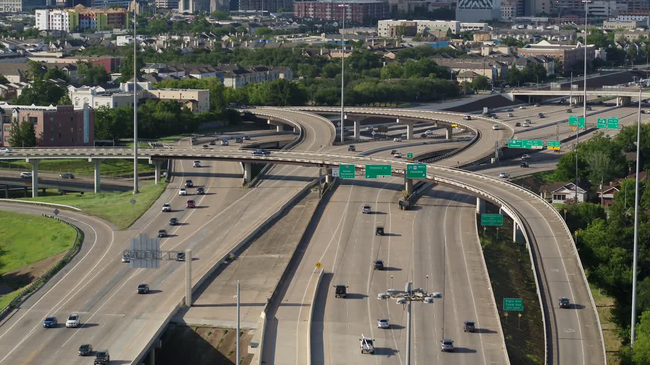 vista de drones de autos en la autopista 288 en houston, texas