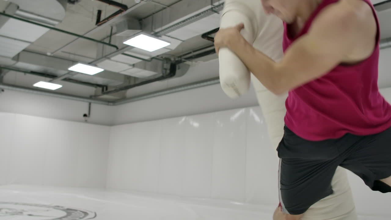 무을 고 마네킨의 허지를 던지고 상대방을 끝내십시오. 전투 및 자기 방어 기술의 훈련.