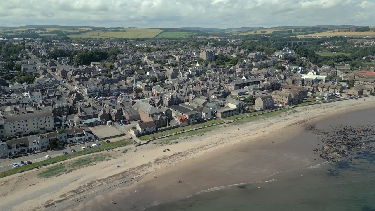 una vista aérea de la playa de stonehaven en una soleada tarde de verano, aberdeenshire, escocia, reino unido