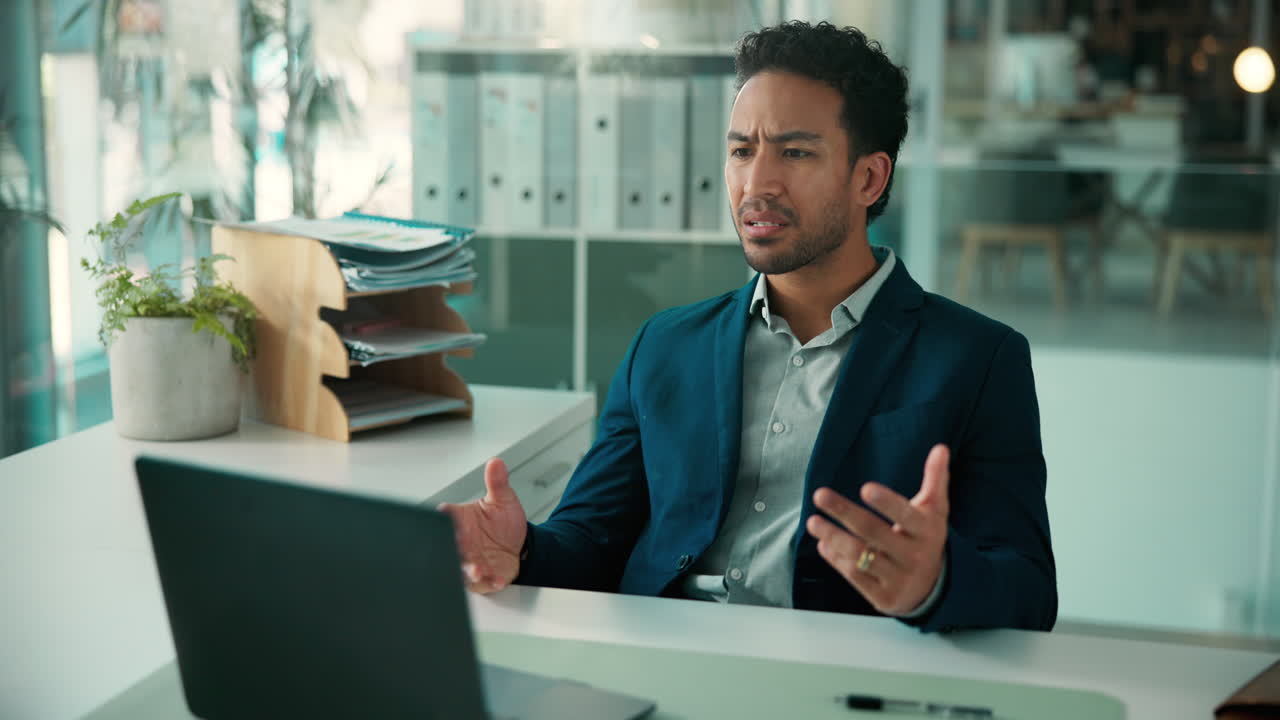 Uomo d'affari frustrato che reagisce a un problema mentre lavora al laptop