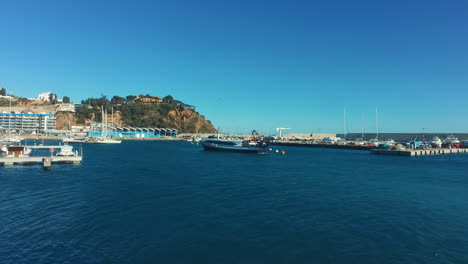 Hermosa-Laguna-Con-Agua-De-Mar-Azul-En-Un-Día-Soleado.-Paisaje-De-Verano