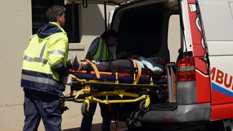 el equipo de ambulancias llevó a la mujer herida en camillas.