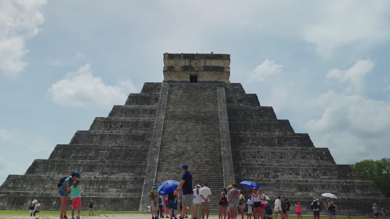 Filmato paesaggistico cinematografico in 4K del monumento delle rovine Maya di Chichén Itzá, una delle sette meraviglie, nello Yucatán, Messico, in una giornata di sole.