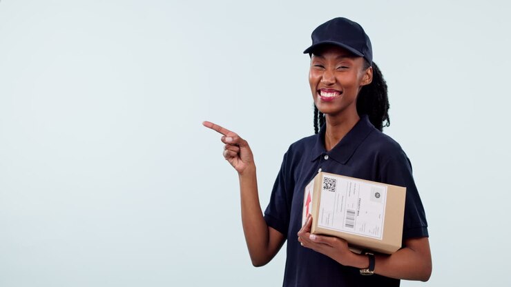 Consegna pacchi, sorriso e donna nera che indica