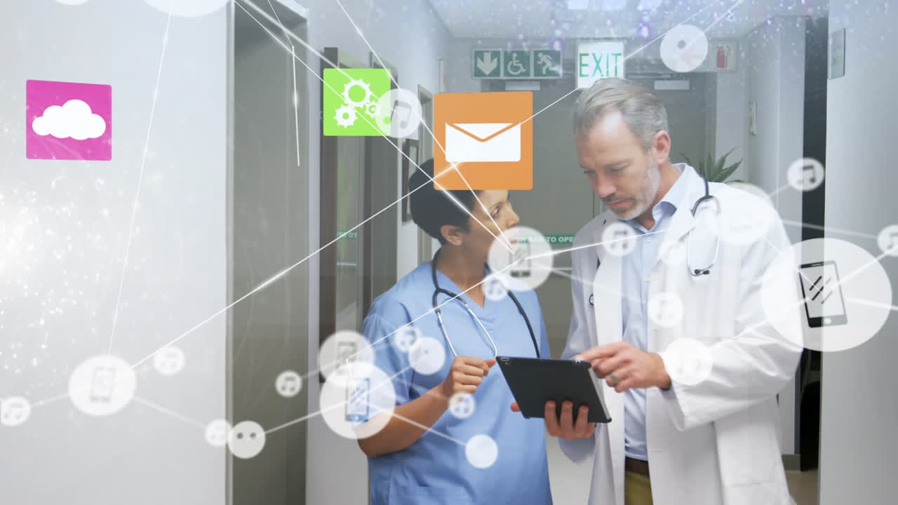 dos médicos masculinos parecen estar discutiendo algo en una tableta digital