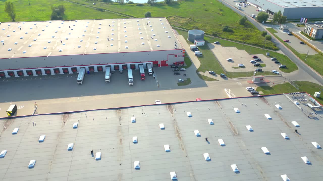 상단의 창고 저장소 또는 산업 공장 또는 물류 센터의 공중 사진