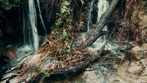 Vista-Inferior-Desde-La-Pequeña-Cascada