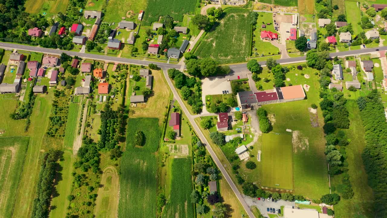 vista aérea de un pequeño pueblo en verano