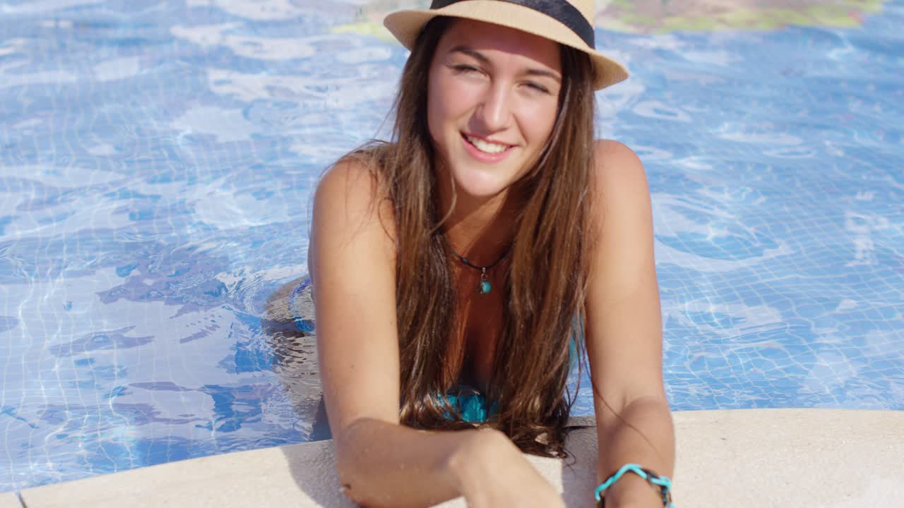 비키니와 모자를 입고 미소 짓는 긴 머리 아름다움