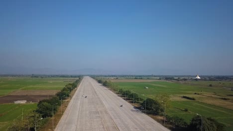 Leerer-Superhighway-Durch-Die-Landschaft-Von-Myanmar-Nach-Naypyidaw,-Der-Hauptstadt-Von-Myanmar