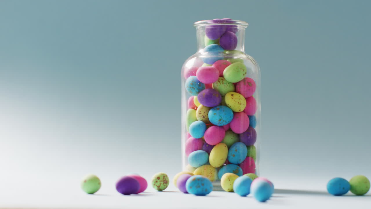 jarrón con huevos de pascua coloridos en fondo verde con espacio de copia