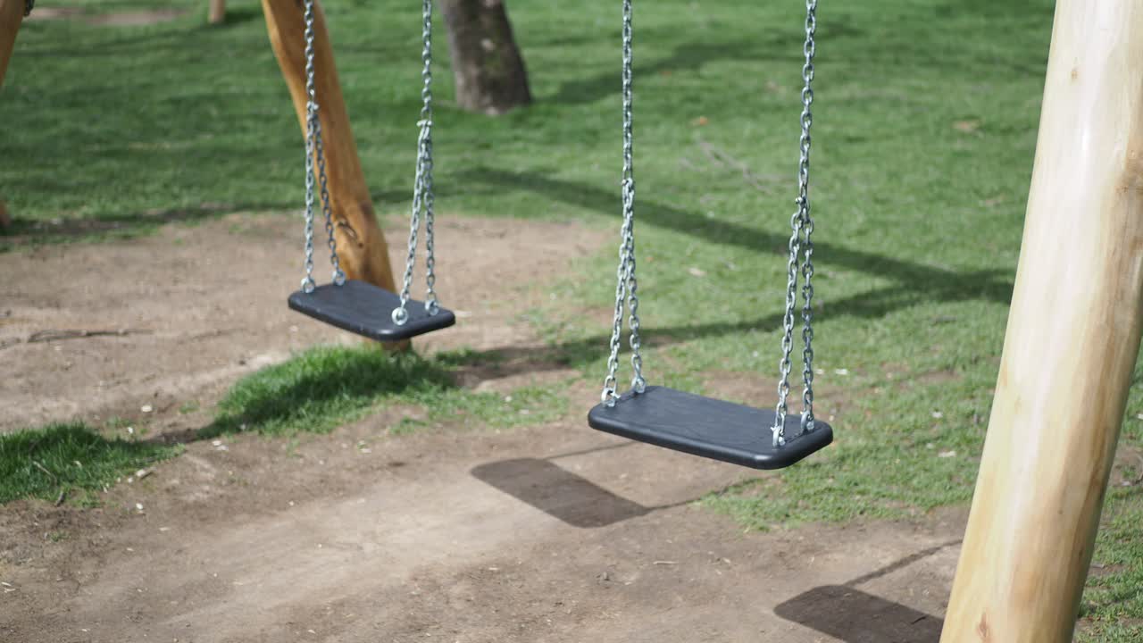 Balancines vacíos en un parque