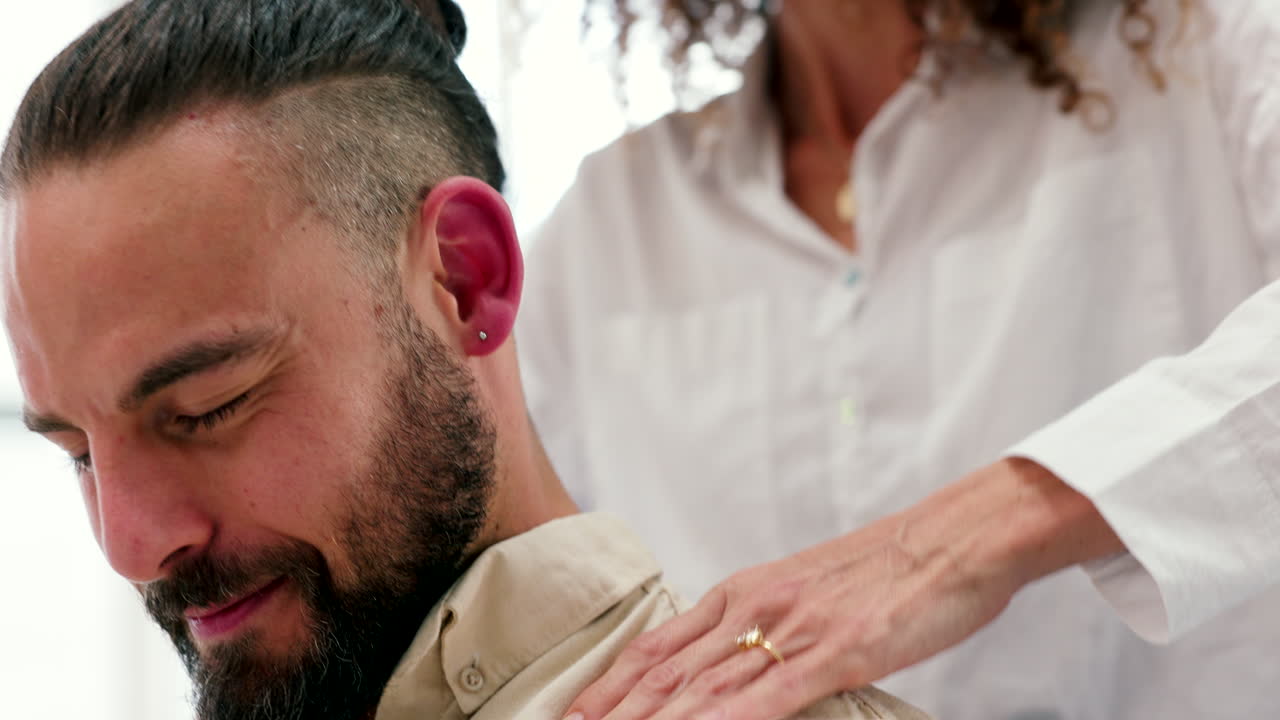 mujer masajeando a un hombre en casa para ayudar con la ansiedad