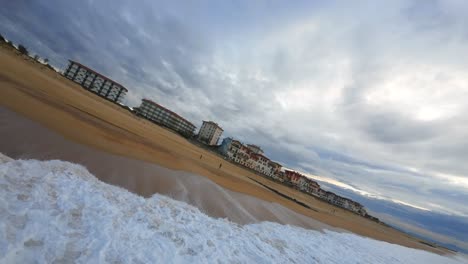 Vuelo-De-Drones-Sobre-Una-Playa-Salvaje-Al-Atardecer-En-Les-Landes,-Francia,-Con-Olas-Rompiendo-Justo-Encima