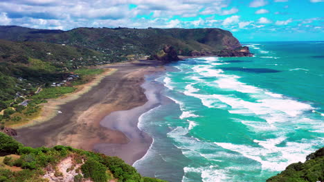 olas que corren hacia la orilla en un clima soleado - impresionantes paisajes de playa en nueva zelanda - playas de piha y blancos - retirada aérea de drones