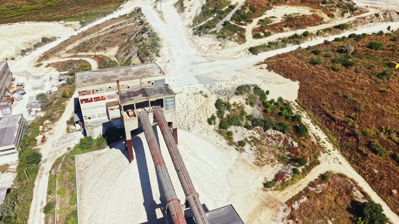 Sito di cava che mostra macchinari e attività di bonifica del terreno durante il giorno