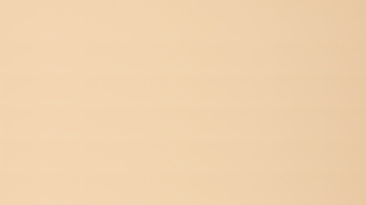 botellas de esmalte de uñas de manicura que llenan el fondo beige.