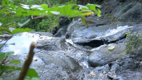 Dieses-Atemberaubende-Bali-Wasserfall-Filmmaterial-Vom-Gembleng-Wasserfall-Im-Osten-Balis-Ist-Perfekt-Für-Ihren-Nächsten-Reise-Vlog-Oder-Ihre-Nächste-Dokumentation-über-Asien