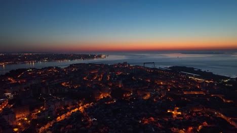 Imágenes-De-Drones-Sobrevolando-Almada-Al-Amanecer,-Justo-Antes-Del-Amanecer