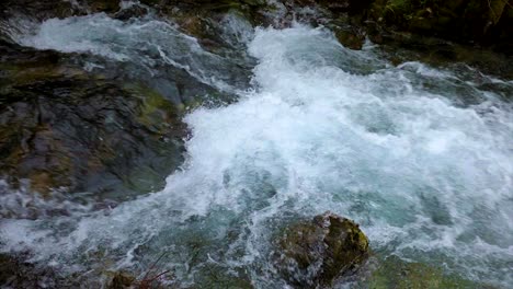 Gebirgsflusswasser-Mit-Zeitlupennahaufnahme