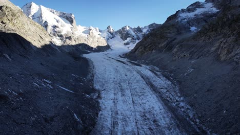 Luftüberführung-Hinunter-Zum-Ende-Des-Forno-gletschers-Im-Engadin,-Schweiz-Kurz-Vor-Sonnenuntergang