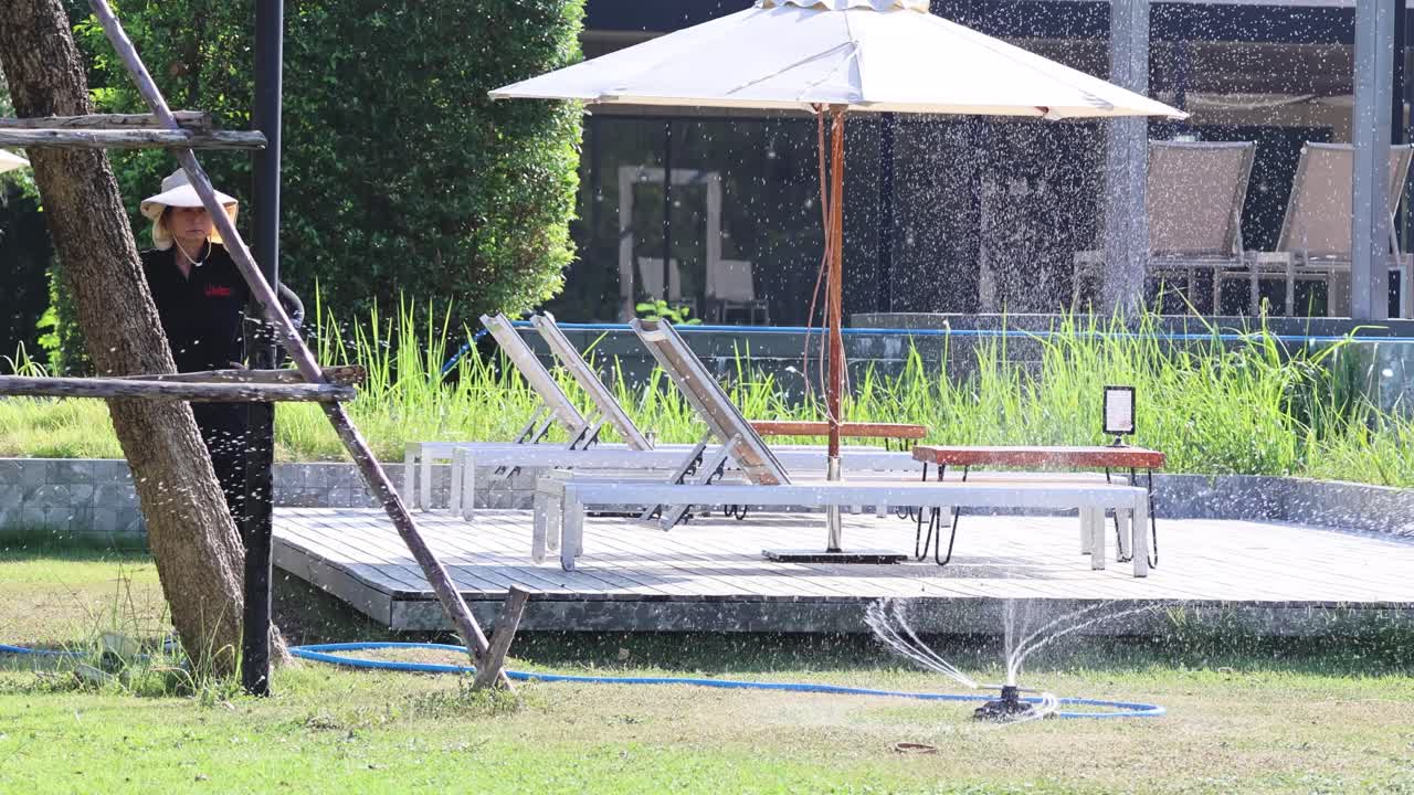 은 날 스프링클러를 통해 달리는 사람