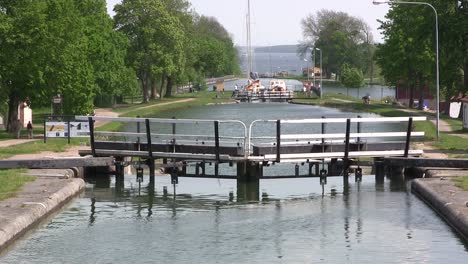 esclusa o compuerta de agua en berg en el canal göta, suecia