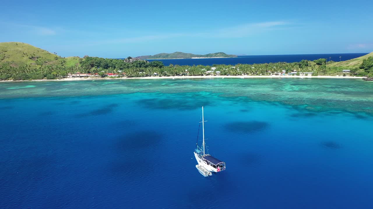 se ve un barco frente a la costa de la isla yanuya fiji