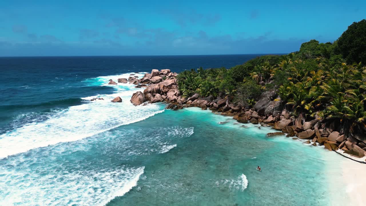 Paradise Beach, acqua cristallina e onde - vista da un drone