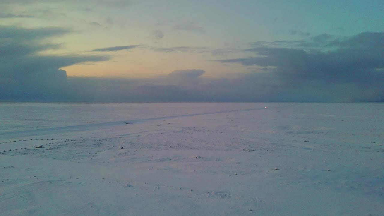 세계에서 가장 인상적인 빙하 중 하나로 가는 길에 인상적인 화산 아이슬란드 설원
