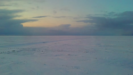 Beeindruckendes-Vulkanisches-Isländisches-Schneefeld-Auf-Dem-Weg-Zu-Einem-Der-Beeindruckendsten-Gletscher-Der-Welt