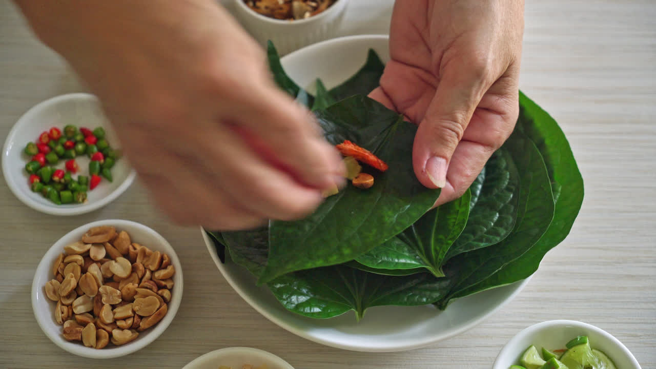 miang kham - 왕실 잎 포장 애피타이저 - 태국과 라오스에서 온 전통적인 동남아시아 간식입니다.