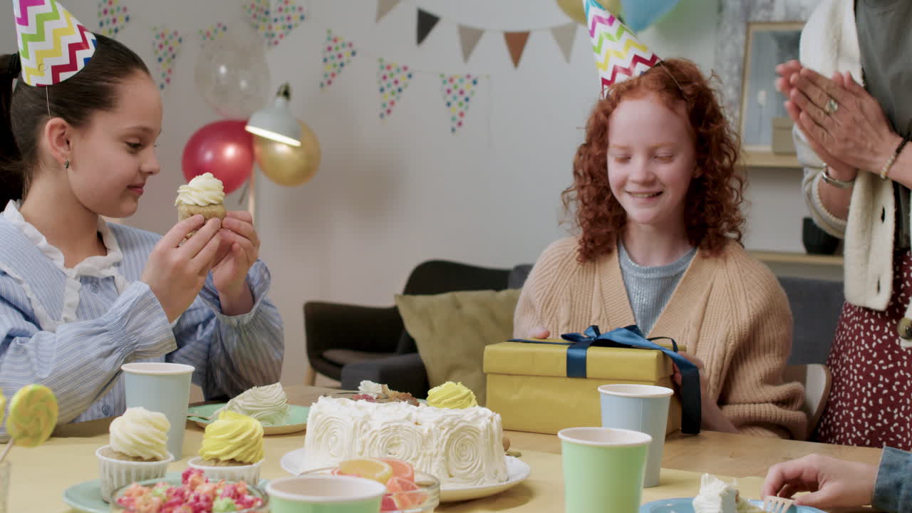 подарок для девочки на день рождения