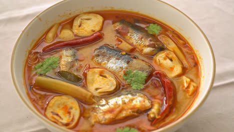 tom yum caballa enlatada en sopa picante - estilo de comida asiática