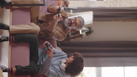 hombre emocionado jugando a la consola con su hijo