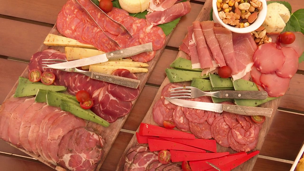 Salumi appena affettati in tavola