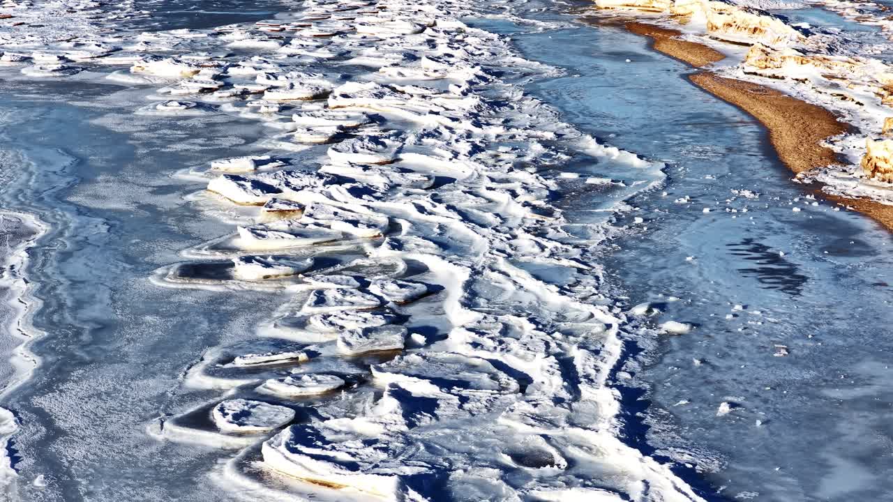 厳冬期、凍った岸辺と水面を覆う流氷