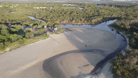 Touristen-Auf-Dem-Sand-Am-Eingang-Des-Stumers-Creek-Am-Coolum-Beach-In-Australien