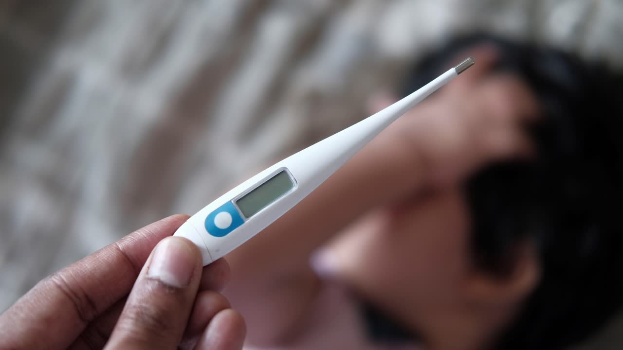 아기의 온도를 측정하는 것